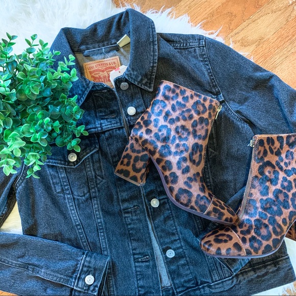 Levi's Jackets & Blazers - NWT! Levi's® Original Trucker Jacket